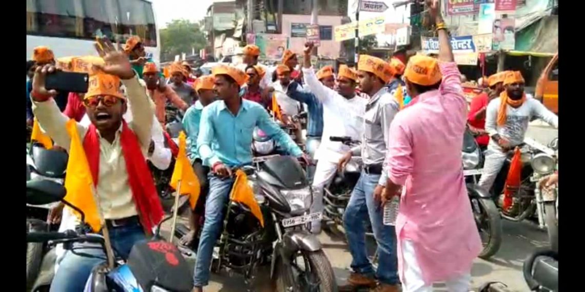 महराजगंज: राममंदिर निर्माण को लेकर राष्ट्रीय बजरंग दल के कार्यकर्ताओं ने सदर कोतवाली के मुख्य चौराहे पर किया जाम प्रदर्शन