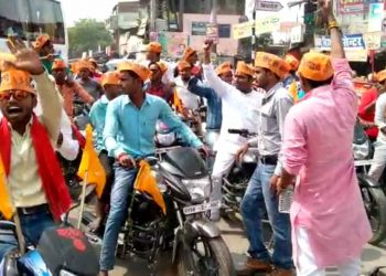 महराजगंज: राममंदिर निर्माण को लेकर राष्ट्रीय बजरंग दल के कार्यकर्ताओं ने सदर कोतवाली के मुख्य चौराहे पर किया जाम प्रदर्शन