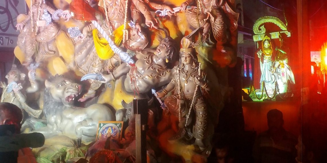 माँ दुर्गा के प्रतिमाओं का गांजे बांजे के साथ हुआ बिसर्जन