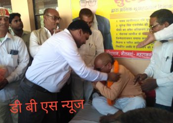 नौतनवा: डी बी एस न्यूज के खबर की असर, एसडीएम मदन कुमार ने जूस पिलाकर तोड़वाया अनशन