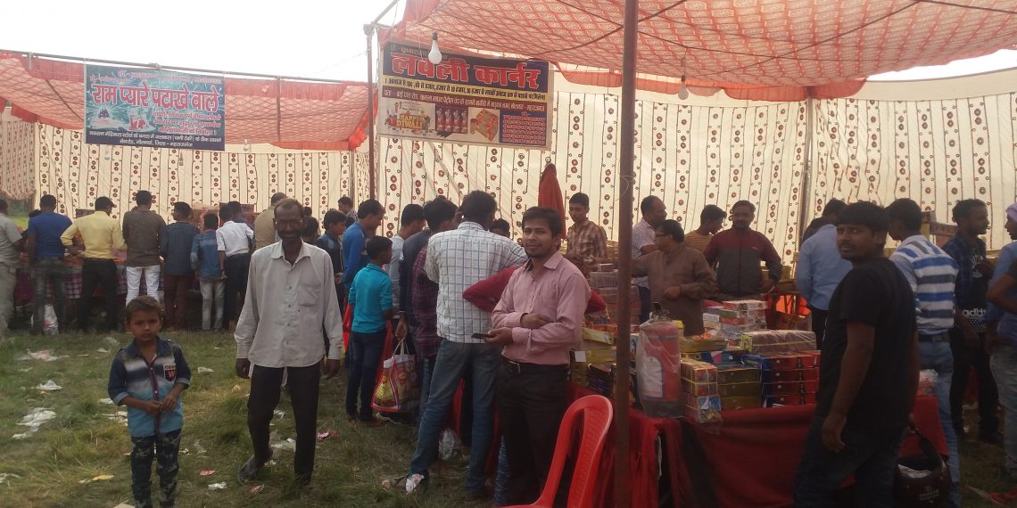 नौतनवा: नौतनवा इन्टर कॉलेज पर सजी पड़ाको की दुकान खरीददारी करते आम जन