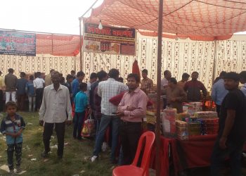 नौतनवा: नौतनवा इन्टर कॉलेज पर सजी पड़ाको की दुकान खरीददारी करते आम जन