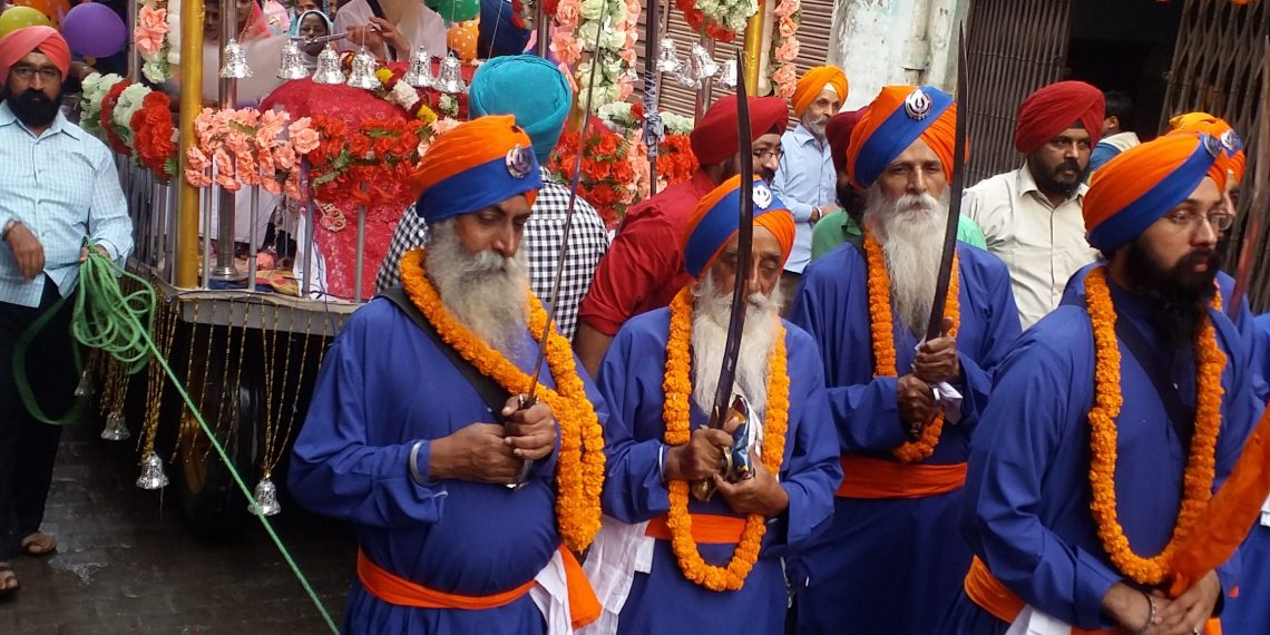 नौतनवा: गुरुनानक जयंती से पहले सिख समुदाय ने निकाला प्रकाश पर्व