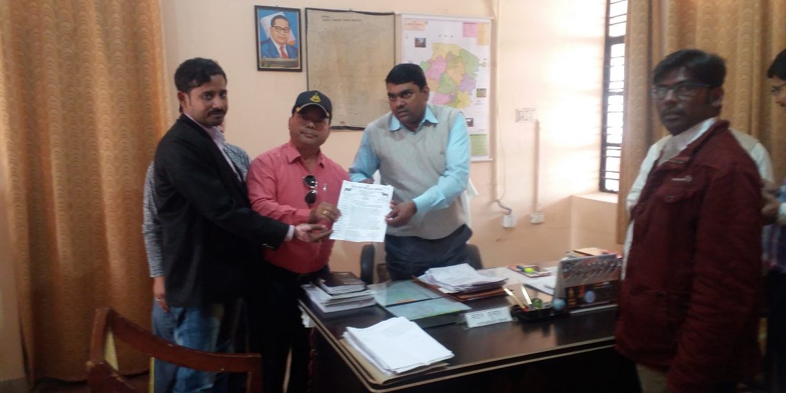 नौतनवा: नगर में घूम रहे लावारिस गायो एवं बैलों के सरंक्षण को लेकर एसडीएम को ज्ञापन, डी बी एस न्यूज से उपजिलाधिकारी की खास बातचीत की एक झलक