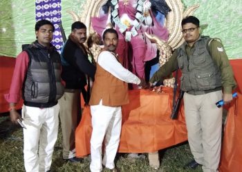 मिठौरा: गाजे-बांजे के साथ लक्ष्मी पूजन की मूर्तियां हुई विसर्जित, भारी संख्या में पुरूषों संग महिलाओ ने बढ़ चढ़ कर लिया हिस्सा