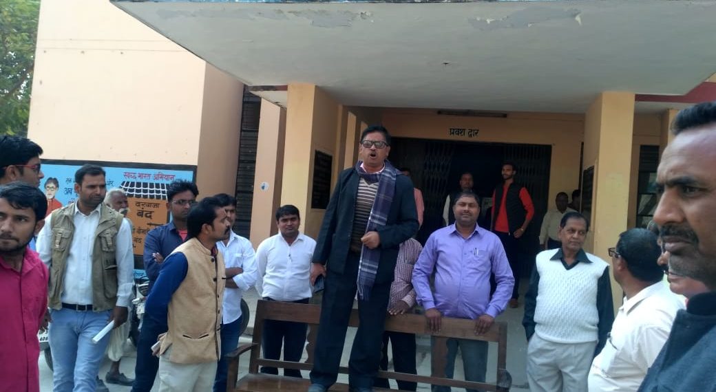 नौतनवा: मुकदमा दर्ज किए जाने के विरोध में वकीलों का तहसील परिसर में हंगामा, तहसील में ताला बंद कर हड़ताल की दी चेतावनी