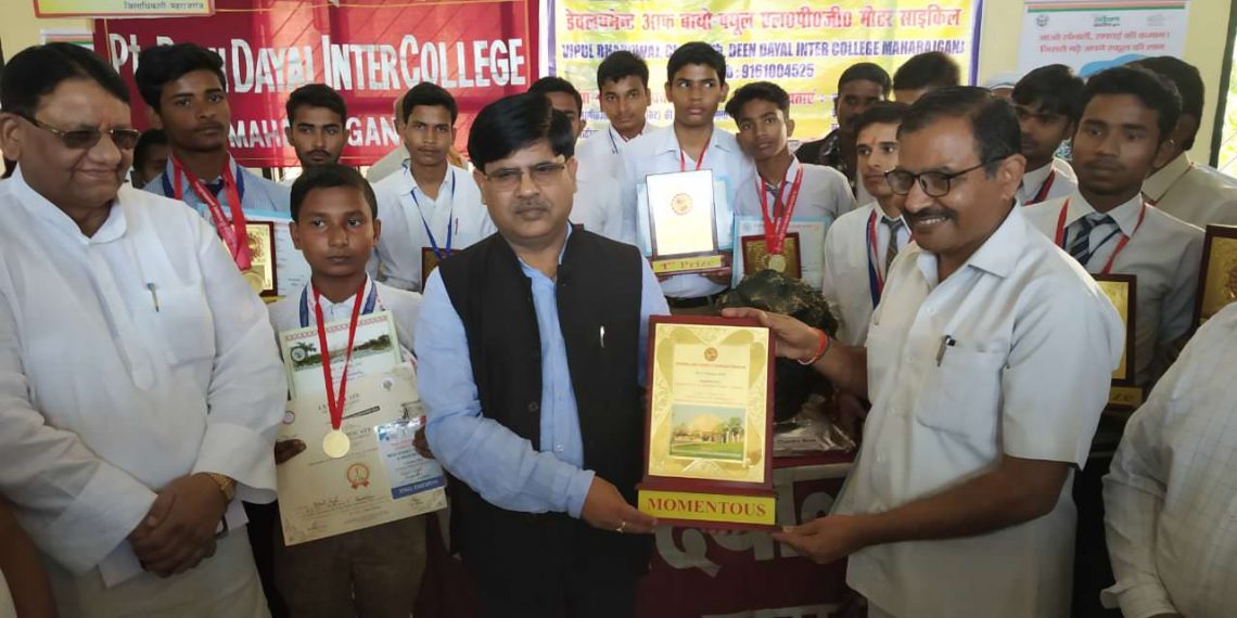 महराजगंज: बाल बैज्ञानिकों को जिलाधिकारी ने किया सम्मनित