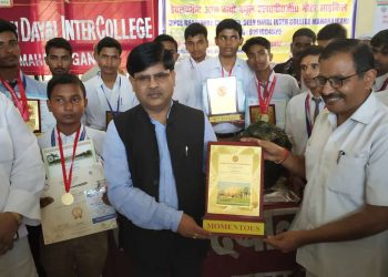 महराजगंज: बाल बैज्ञानिकों को जिलाधिकारी ने किया सम्मनित