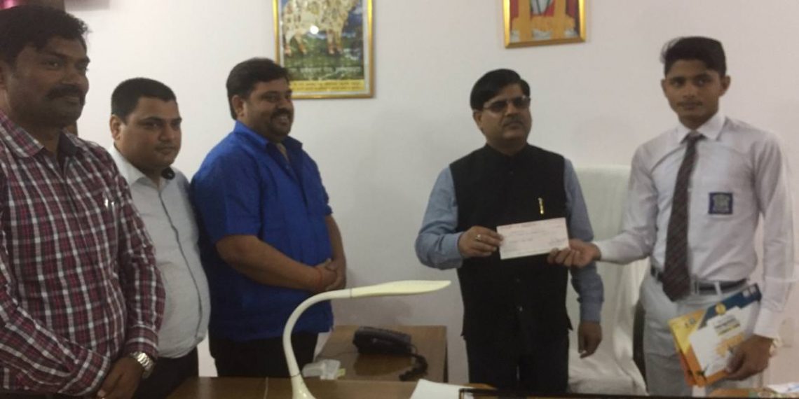 महराजगंज: डी एम ने गोल्डमेडलिस्ट को किया सम्मानित, बिस्तृत जानकारी के लिए पढ़े पूरी खबर