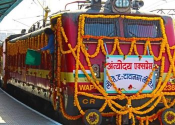 आनंदनगर: अंत्योदय एक्सप्रेस का आनंदनगर स्टेशन पर आज 19 नवंबर 2018 से छः महीने के लिये किया गया एक्सपेरिमेंटल हाल्ट