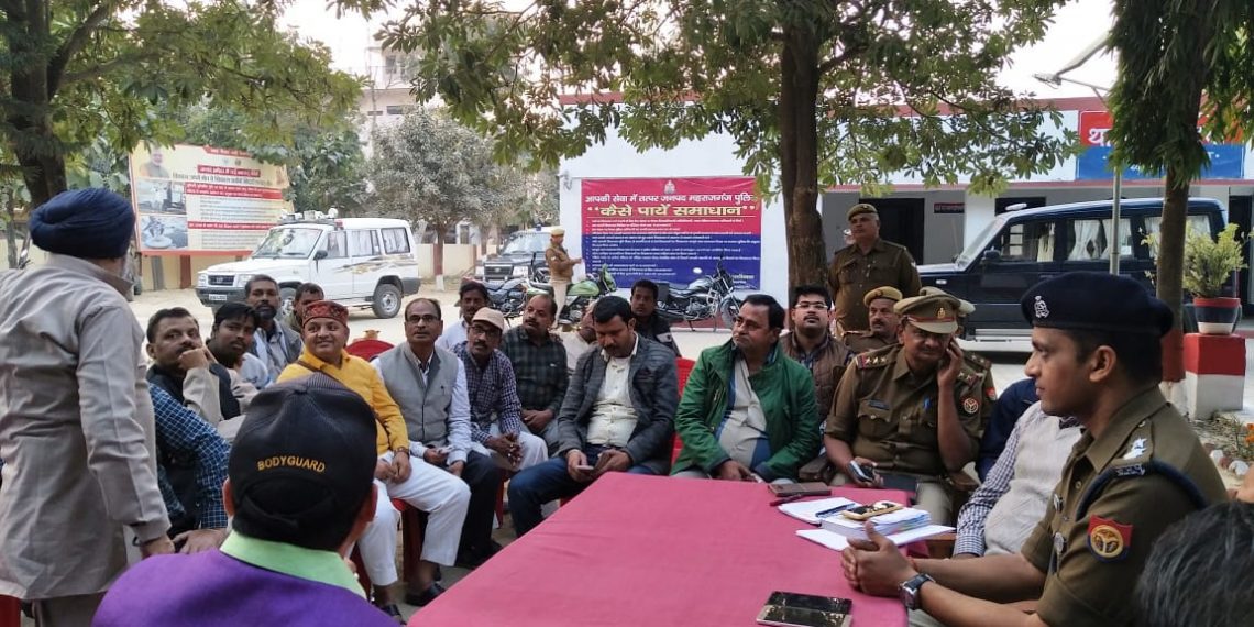 डी बी एस न्यूज की खबर लायी रंग, मोबाइल छिनौती को लेकर पुलिस हरकत में दिखी, नौतनवा थाने में ब्यापारियों के साथ बैठक का आयोजन