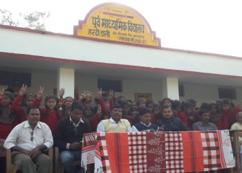नौतनवा: हरदी डाली प्राथमिक एवं पूर्व माध्यमिक विद्यालय में छात्रों को स्वेटर वितरण