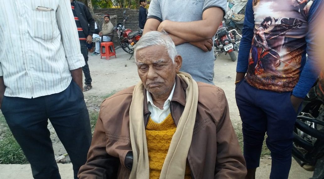 नौतनवा: सड़क दुर्घटना बाल बाल बचे बृद्ध