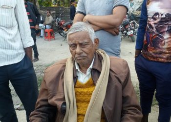 नौतनवा: सड़क दुर्घटना बाल बाल बचे बृद्ध