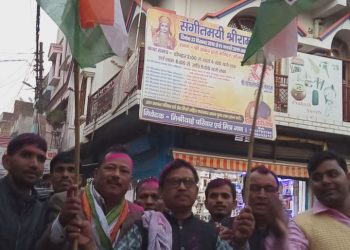 नौतनवा: कांग्रेसियो ने तीन राज्यो में कांग्रेस की जीत पर मिठाईया बाँट खुशिया मनाई