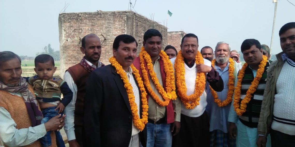 नौतनवा: जिला पंचायत सदस्य व कांग्रेस अल्पसंख्यक प्रकोष्ठ के जिलाध्यक्ष वसीम खान ने जगरनाथपुर में किया सड़क का शिलान्यास