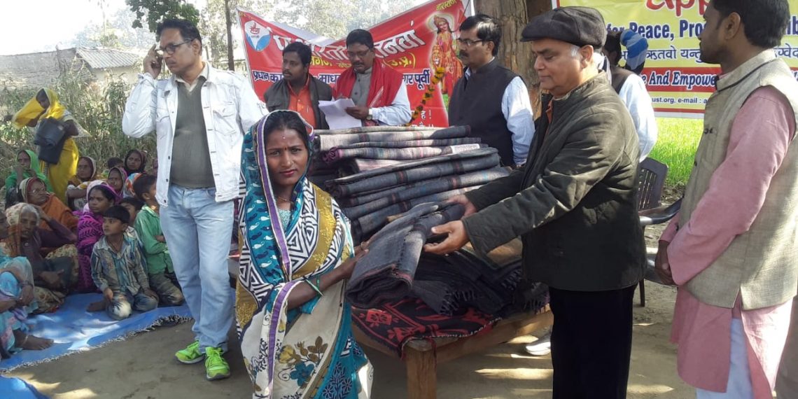 महराजगंज: सेवा भारती और एप्पल ग्रुप महराजगंज ने संयुक्त रूप से वनटांगिया, तिकोनिया व अचलगढ़ में किया कम्बल बितरण