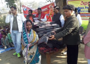 महराजगंज: सेवा भारती और एप्पल ग्रुप महराजगंज ने संयुक्त रूप से वनटांगिया, तिकोनिया व अचलगढ़ में किया कम्बल बितरण
