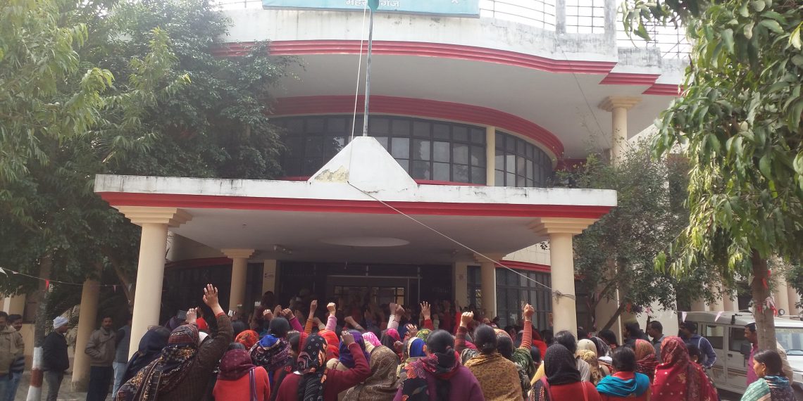 महराजगंज: मानदेय बढ़ाने के लिए आशा कार्यकत्रियों ने जिलाधिकारी भवन घेरा