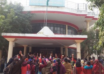 महराजगंज: मानदेय बढ़ाने के लिए आशा कार्यकत्रियों ने जिलाधिकारी भवन घेरा