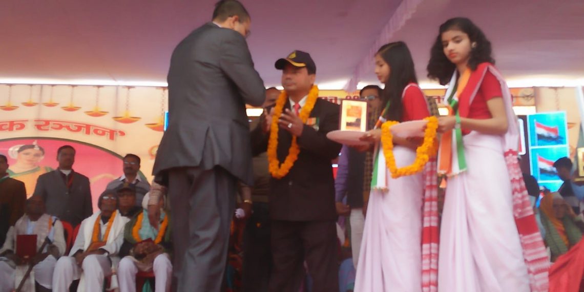 महराजगंज: भूतपूर्व सैनिकों व उनके परिजनों को किया गया सम्मानित, भेंट किया स्मृति चिन्ह