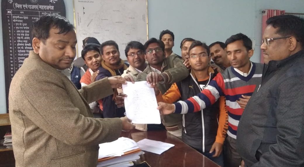 महराजगंज: ग्राम पंचायत बिकास योजना के लिए चयनित समस्त डीआरजी ने अधिकारियों से की हक की मांग, प्रधानमंत्री, मुख्यमंत्री, सहित जिले के उच्चाधिकारियों को सौंपे मांग पत्र