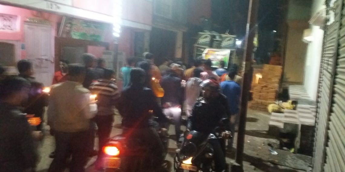 नौतनवां: हज़ारो की संख्या में युवावों ने कैंडल मार्च निकाल कर अर्पित किए जवानों को सच्ची श्रद्धांजलि