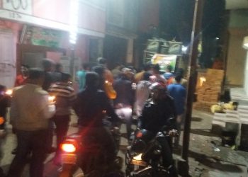 नौतनवां: हज़ारो की संख्या में युवावों ने कैंडल मार्च निकाल कर अर्पित किए जवानों को सच्ची श्रद्धांजलि