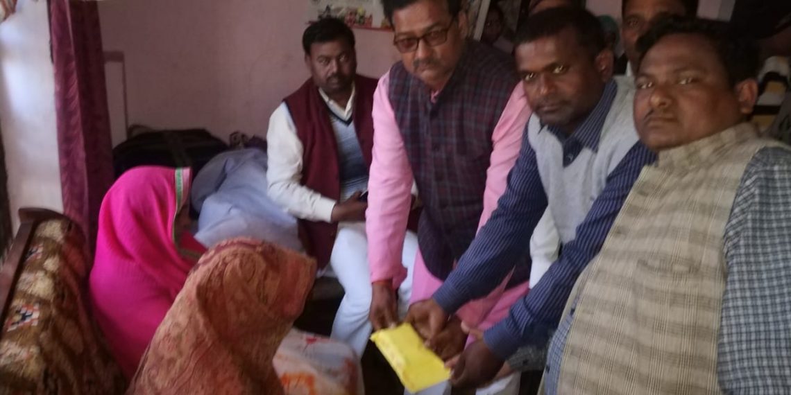 महराजगंज:उप्र शिक्षक संघ ने शहीद पंकज त्रिपाठी के परिजनों को कल्याण राशि के रूप में दिया 620000 रुपये