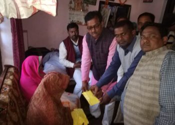 महराजगंज:उप्र शिक्षक संघ ने शहीद पंकज त्रिपाठी के परिजनों को कल्याण राशि के रूप में दिया 620000 रुपये