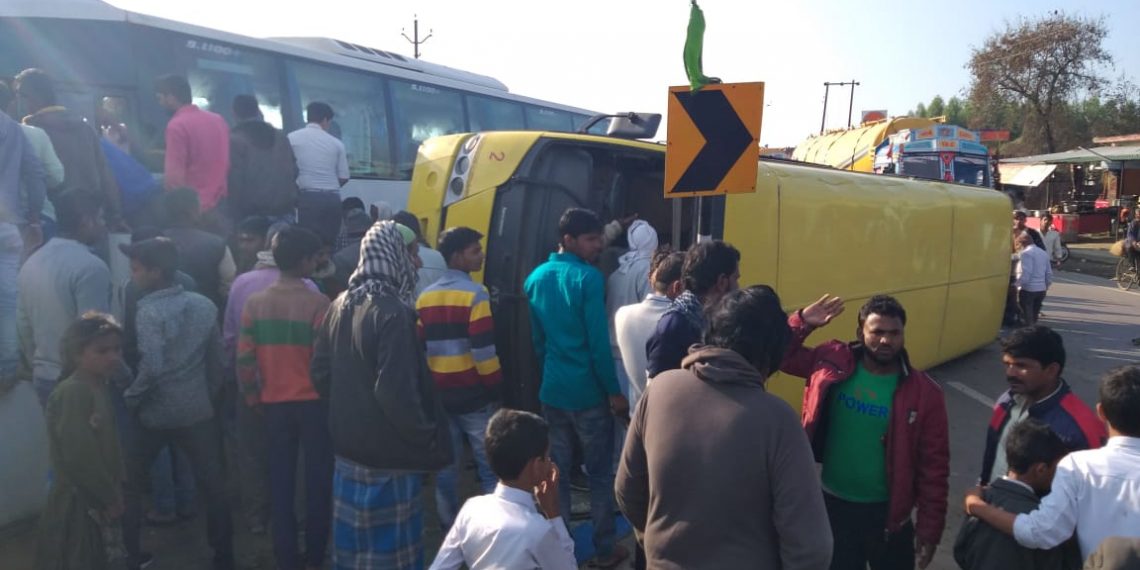 लक्ष्मीपुर मार्डन एकेडेमी की बस टूरिस्ट बस की टक्कर से पलटी, 40 बच्चे घायल