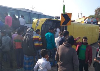 लक्ष्मीपुर मार्डन एकेडेमी की बस टूरिस्ट बस की टक्कर से पलटी, 40 बच्चे घायल