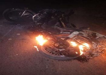 नौतनवां: अज्ञात मनबढ़ों ने बाइक को किया आग के हवाले