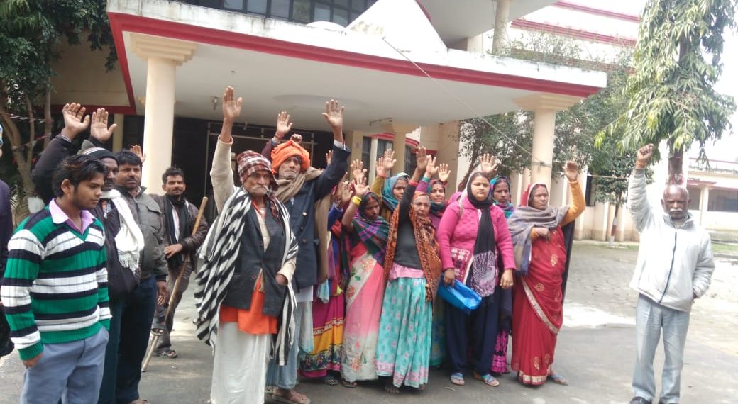 पुरंदरपुर: 50 लाख रुपये के फर्जीवाड़ा की ग्रामीणों ने डीएम से की शिकायत