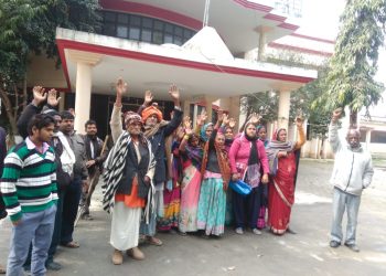 पुरंदरपुर: 50 लाख रुपये के फर्जीवाड़ा की ग्रामीणों ने डीएम से की शिकायत