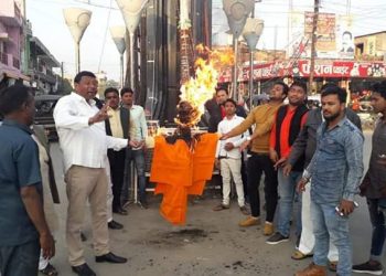 नौतनवा: विरोध प्रदर्शन कर पूर्व विधायक मुन्ना सिंह ने समर्थकों के साथ फूंका सीएम का पुतला