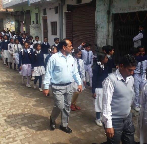 नौतनवा: नौतनवां नगर में बिभिन्न स्कूली बच्चो ने लगाए “पाकिस्तान मुर्दाबाद”