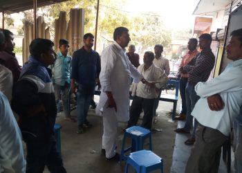 नौतनवां पूर्व विधायक ने लोगो से मिल जाना उनके हाल