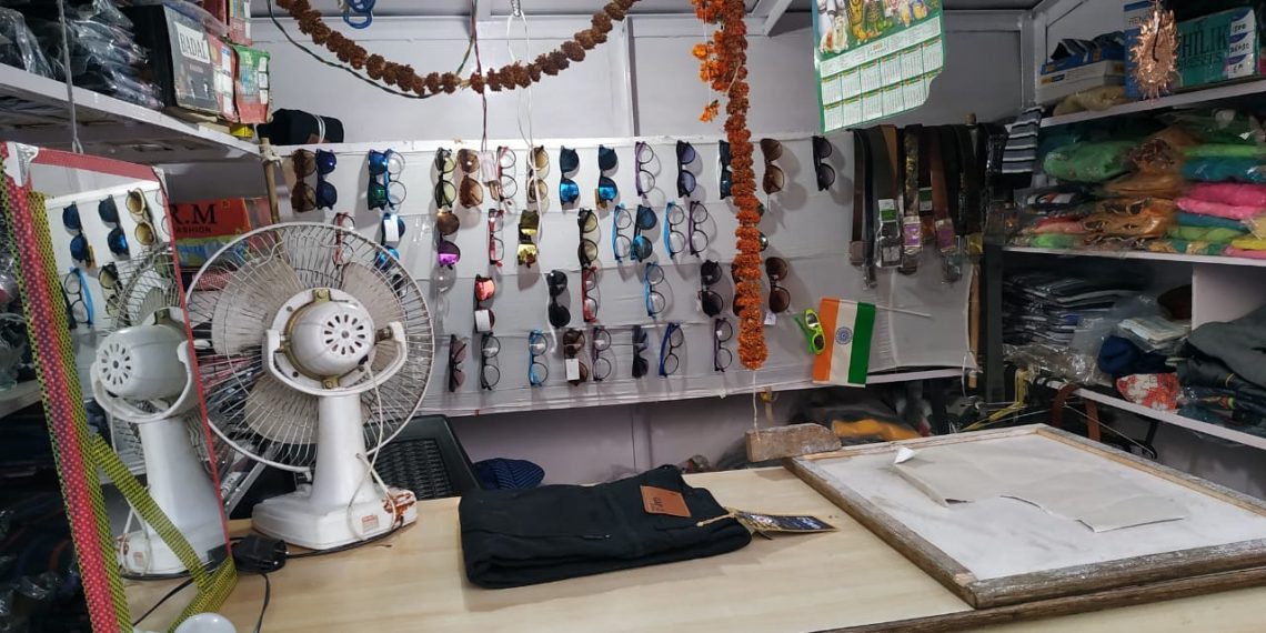 कुल्हूई: कपड़े की दुकान से चोरो ने ताला तोड़ सामान समेत हजारो उड़ाए, पुलिस बेखबर