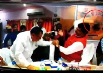 संतकबीरनगर सांसद शरद त्रिपाठी ने मेंहदावल बिधायक राकेश सिंह बघेल को जूतों से पीटा, आपस मे मारपीट