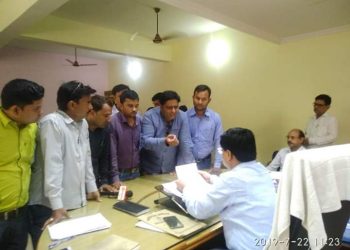 पनियरा: समाचार कबर करने गए पत्रकार को मिली जान से मारने की धमकी, डीएम एवं पुलिस अधीक्षक से मिल मीडियाकर्मियों ने की शिकायत