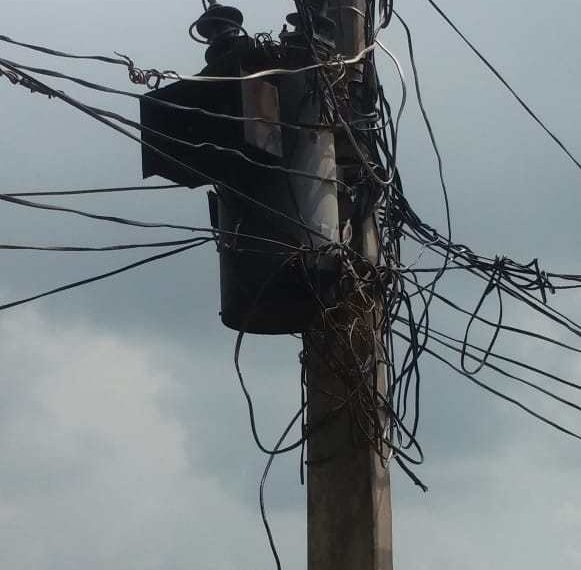 नही बदला गया जला ट्रांसफार्मर, अपने पास से पैसा लगाने को मजबूर ग्रामीण