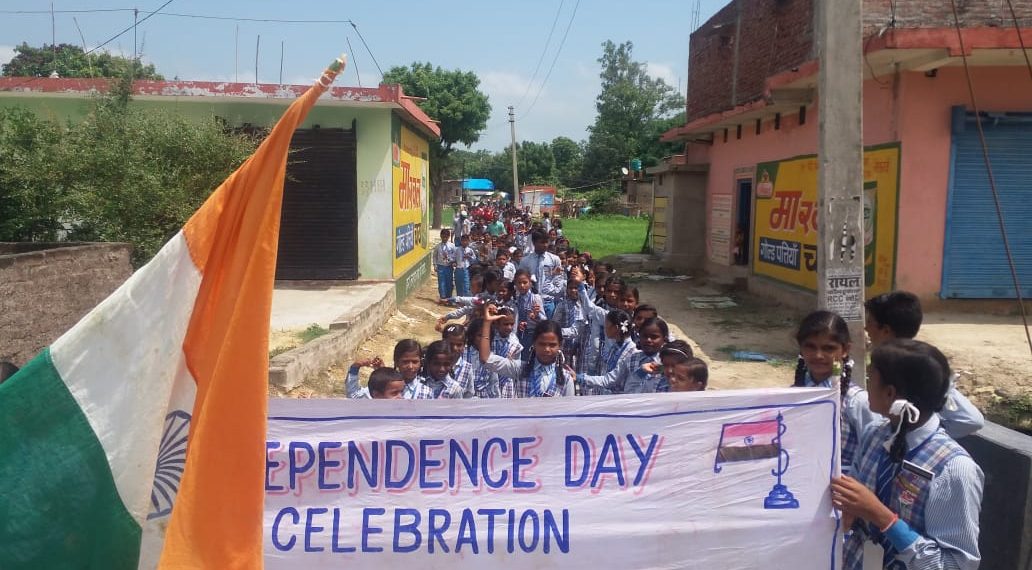 नौतनवा: डीबीएस एकेडेमी के बच्चो ने प्रभातफेरी निकाल मनाया स्वतंत्रता दिवस