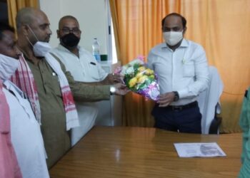 महराजगंज: नवागत बीएसए ने ग्रहण किया चार्ज, पूर्व माध्यमिक शिक्षक संघ ने बुके देकर किया स्वागत