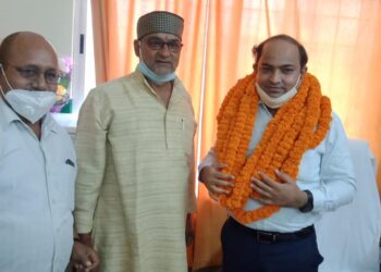 महराजगंज:  उत्तर प्रदेशीय प्राथमिक शिक्षक संघ के पदाधिकारियों ने नवागत बीएसए ओम प्रकाश यादव का बुके देकर किया स्वागत