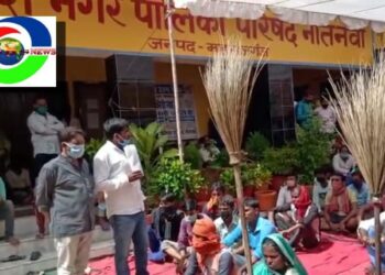 नौतनवां: 3 माह से वेतन न मिलने को लेकर अनिश्चित कालीन धरने पर बैठे सफाई कर्मी