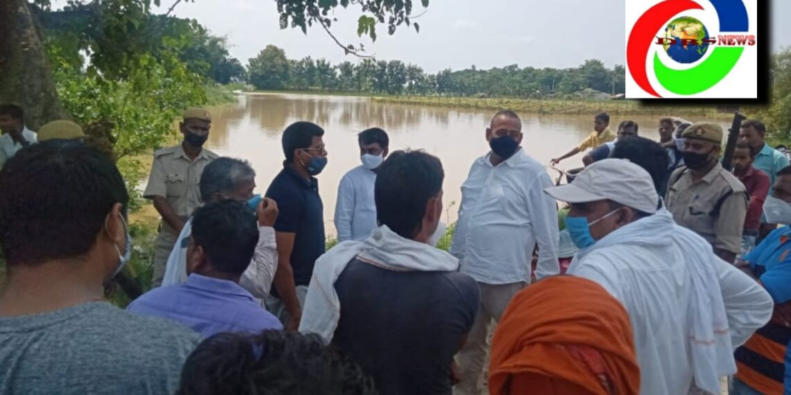 नौतनवां: बाढ़ प्रभावित गांवो का पूर्व विधायक और उपजिलाधिकारी ने किया निरीक्षण