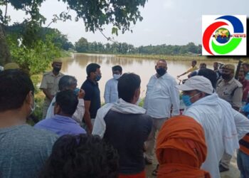 नौतनवां: बाढ़ प्रभावित गांवो का पूर्व विधायक और उपजिलाधिकारी ने किया निरीक्षण