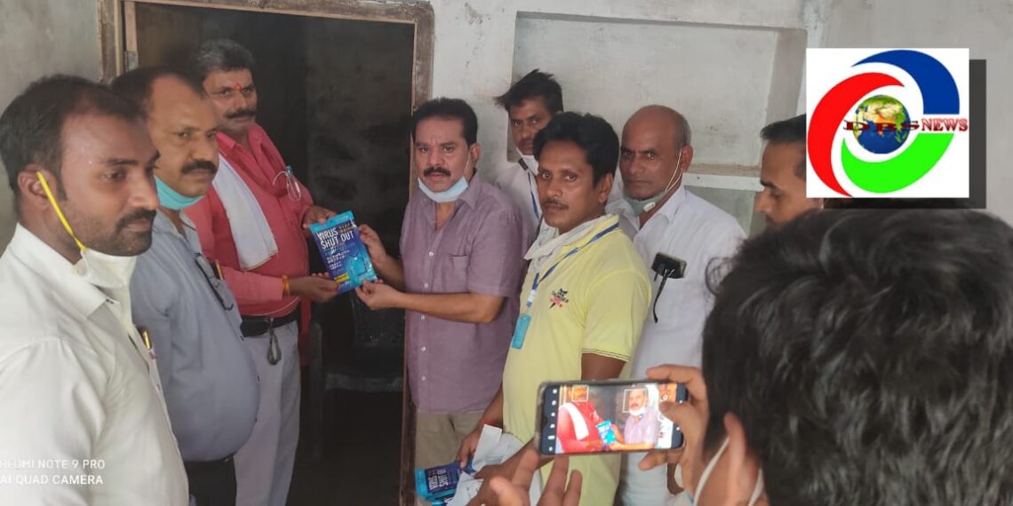 नौतनवां: नगर के एक समाचार पत्र कार्यालय पर सम्पन्न हुई पत्रकारों की बैठक, चेयरमैन गुड्डू खान ने वितरित किये पत्रकारों में कोरोना सुरक्षा किट