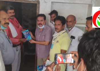 नौतनवां: नगर के एक समाचार पत्र कार्यालय पर सम्पन्न हुई पत्रकारों की बैठक, चेयरमैन गुड्डू खान ने वितरित किये पत्रकारों में कोरोना सुरक्षा किट